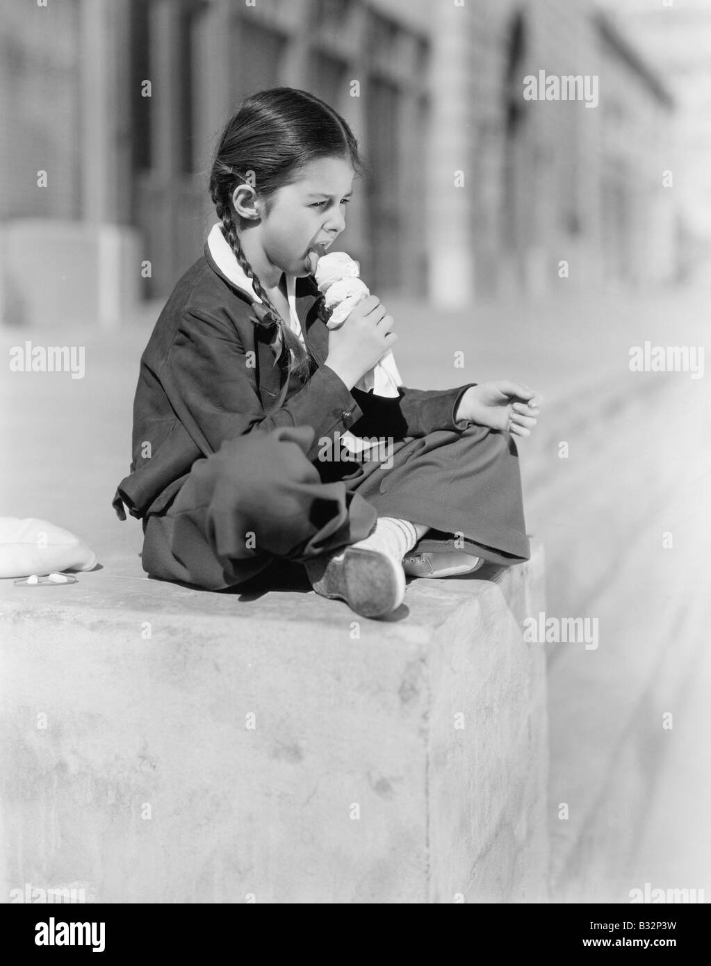 Portrait of Girl eating ice cream cone Banque D'Images