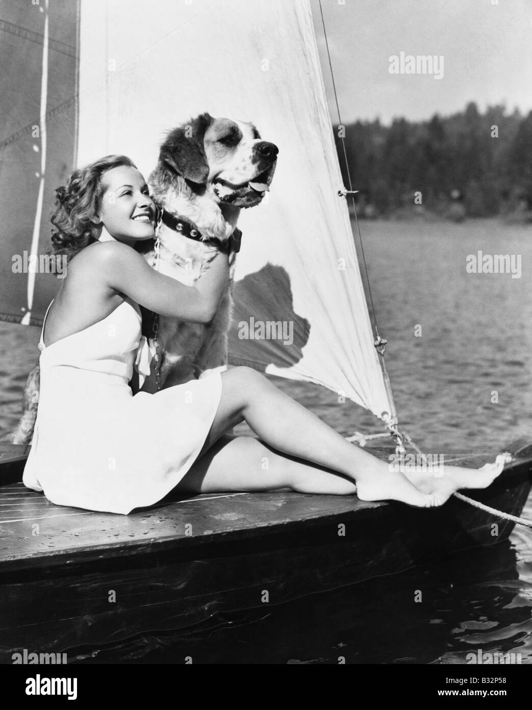 Femme et chien sur voilier Banque D'Images