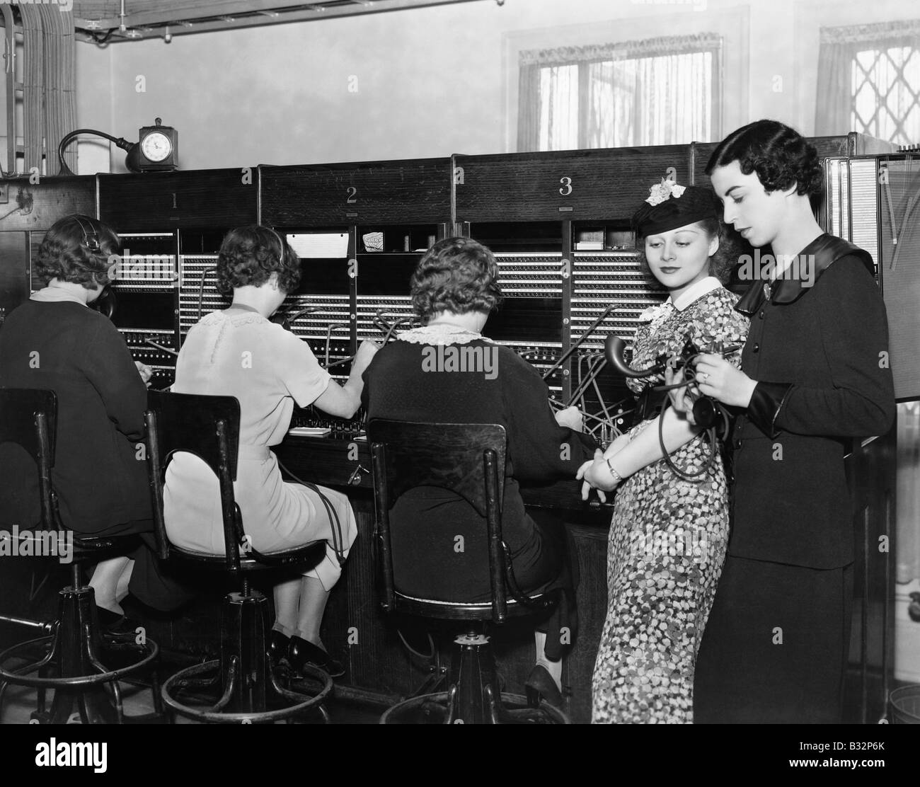 Les opérateurs de téléphone au standard téléphonique Banque D'Images