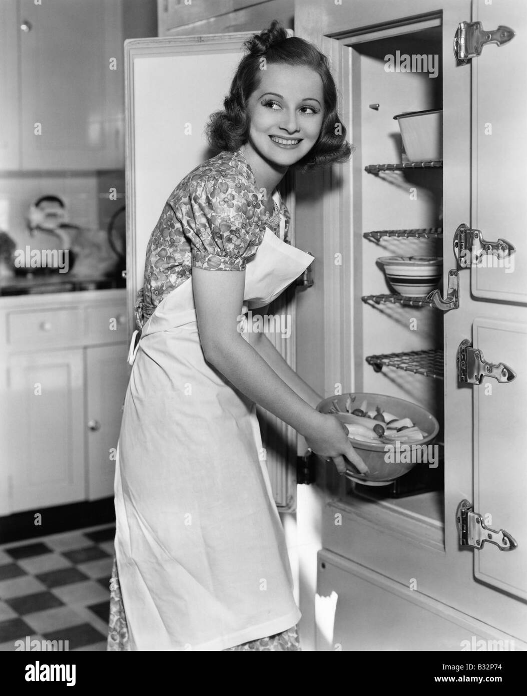 Portrait of woman in kitchen Banque D'Images