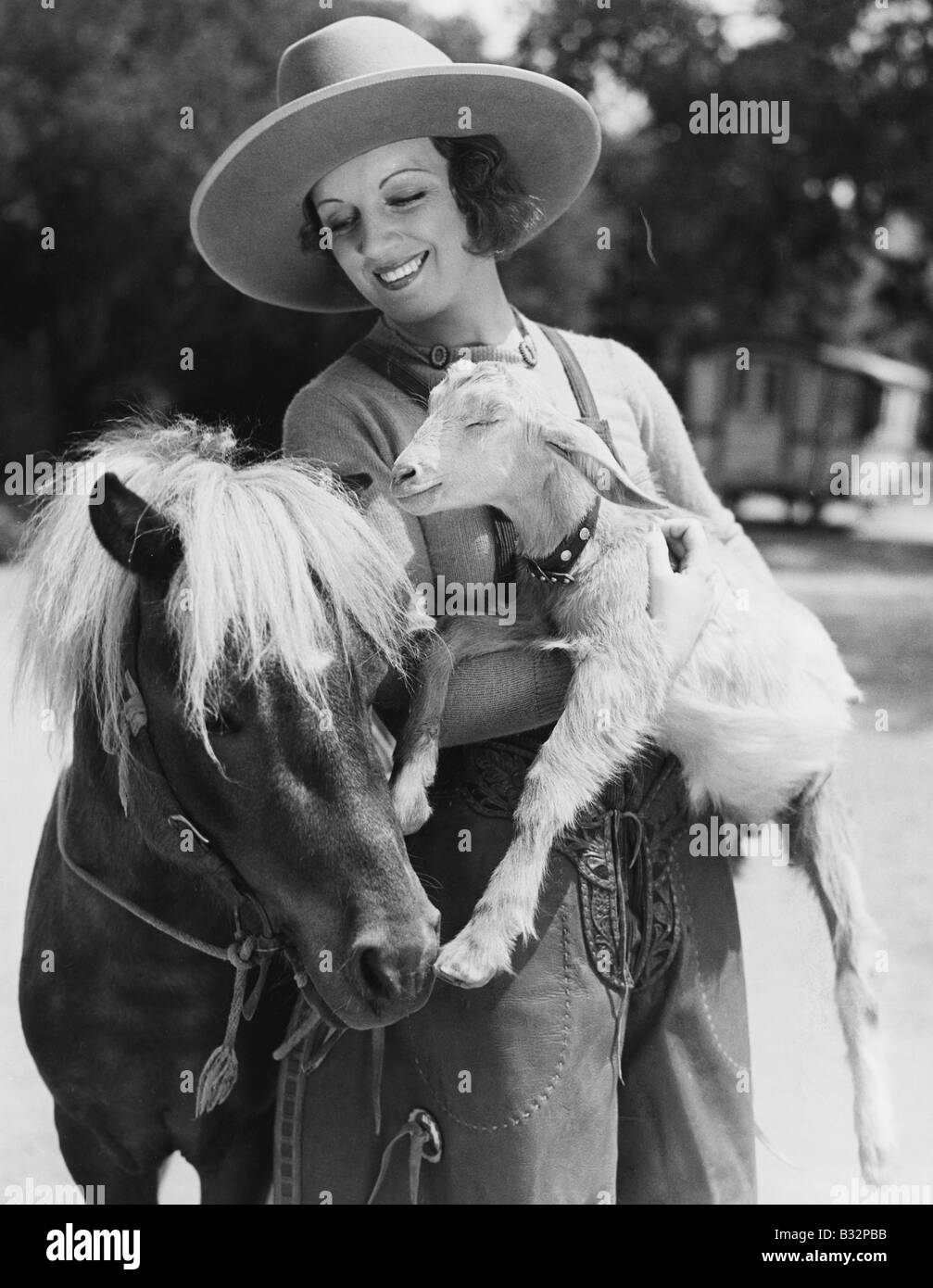 Femme avec poney et chèvre Banque D'Images