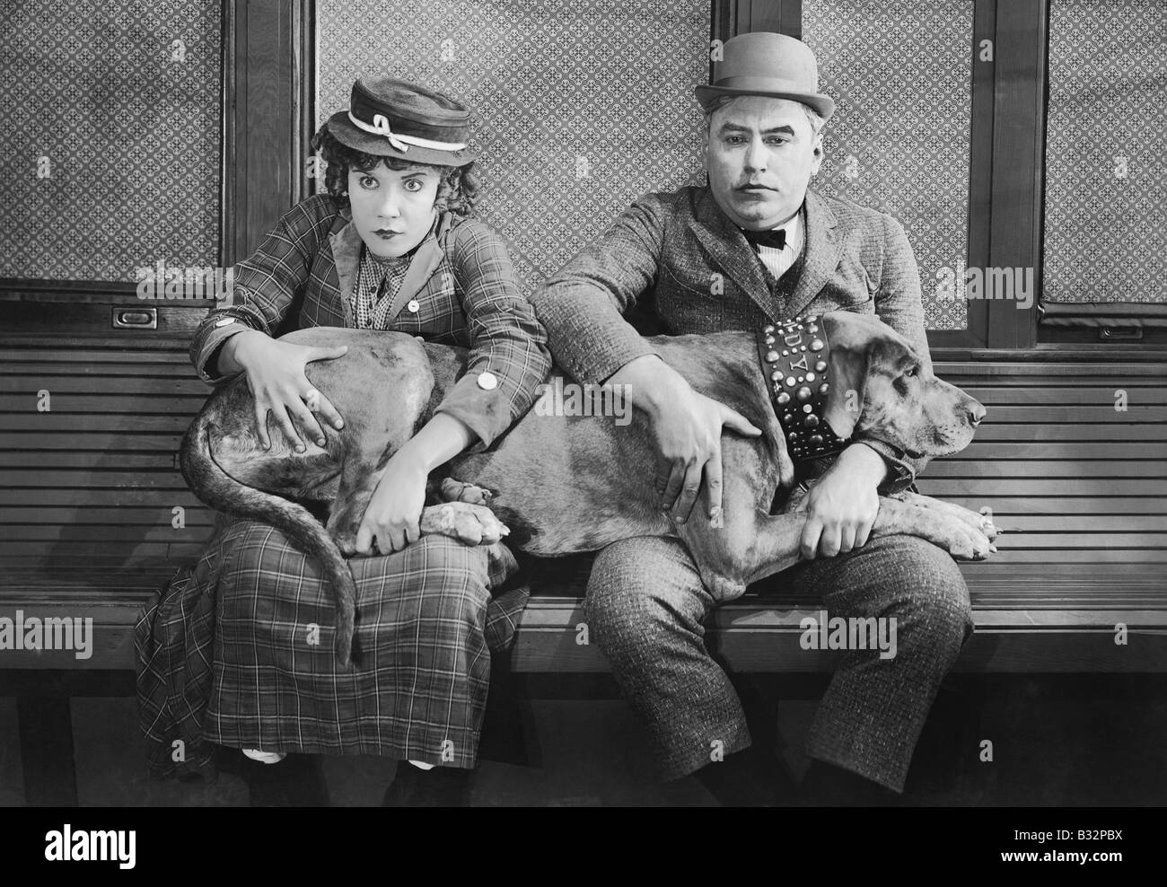 Couple avec gros chien sur tours Banque D'Images