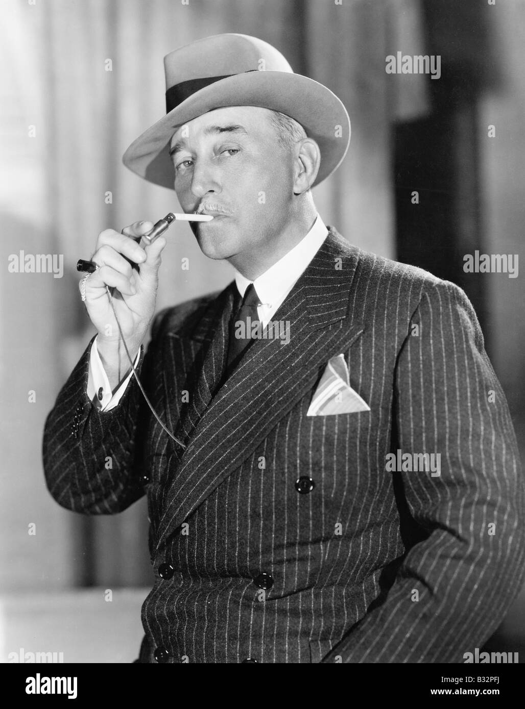 Portrait d'un homme de cigarettes d'éclairage Banque D'Images