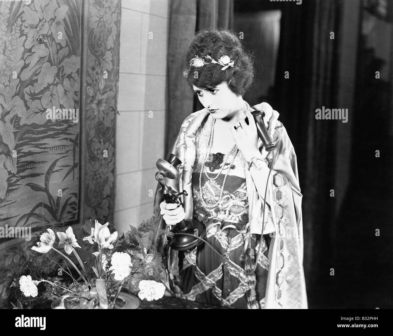 Portrait de femme à l'aide de téléphone Banque D'Images