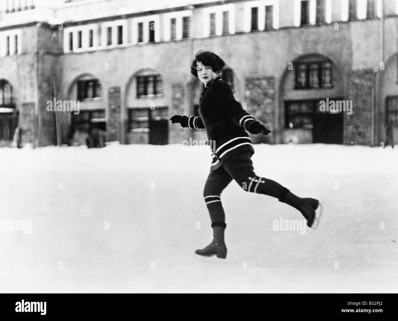 Femme patin à glace à l'extérieur Banque D'Images