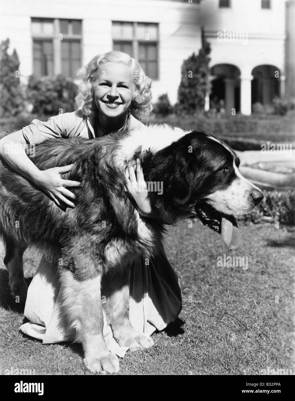 Femme à l'extérieur avec grand chien Banque D'Images