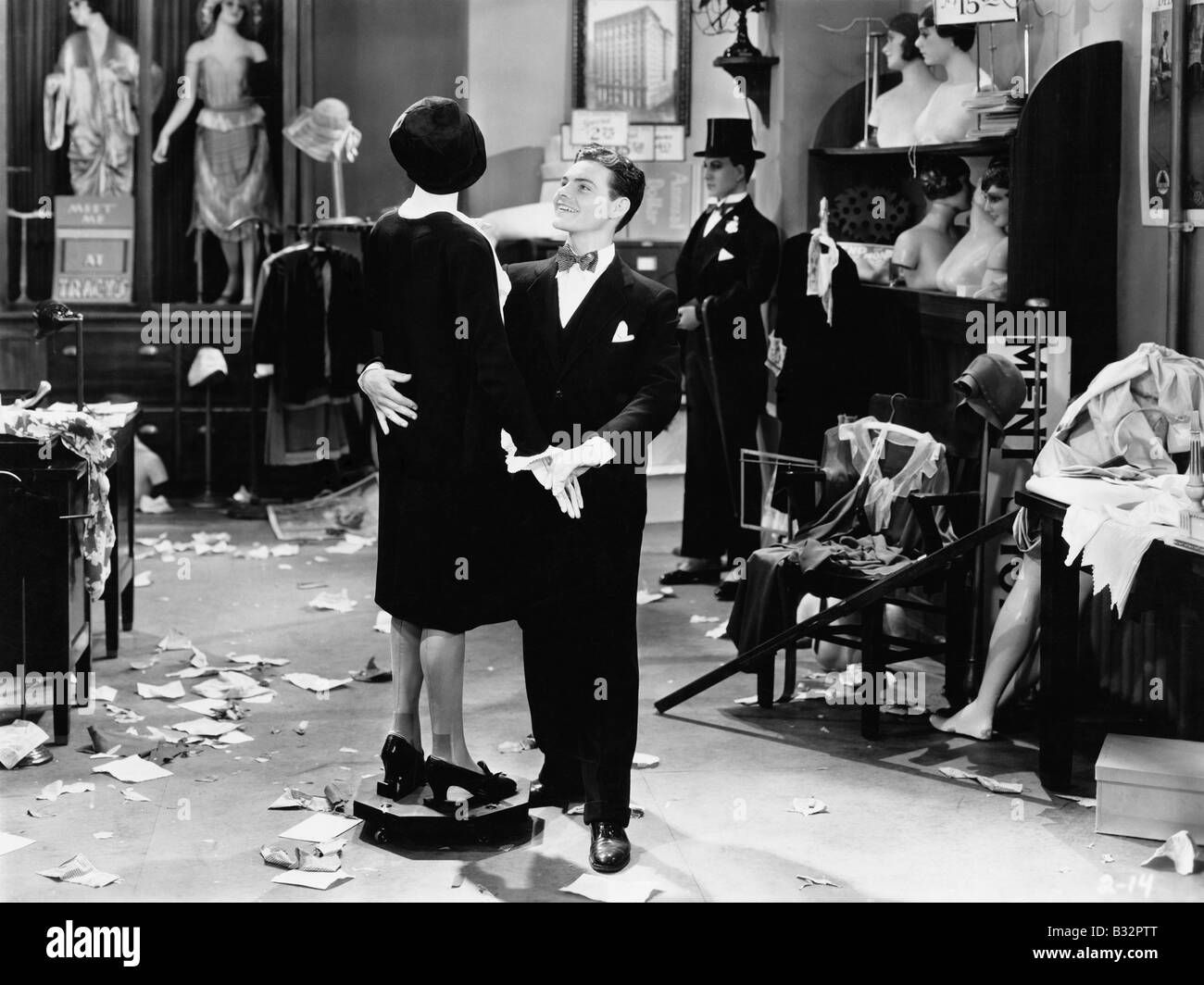 Homme avec mannequin in department store Banque D'Images