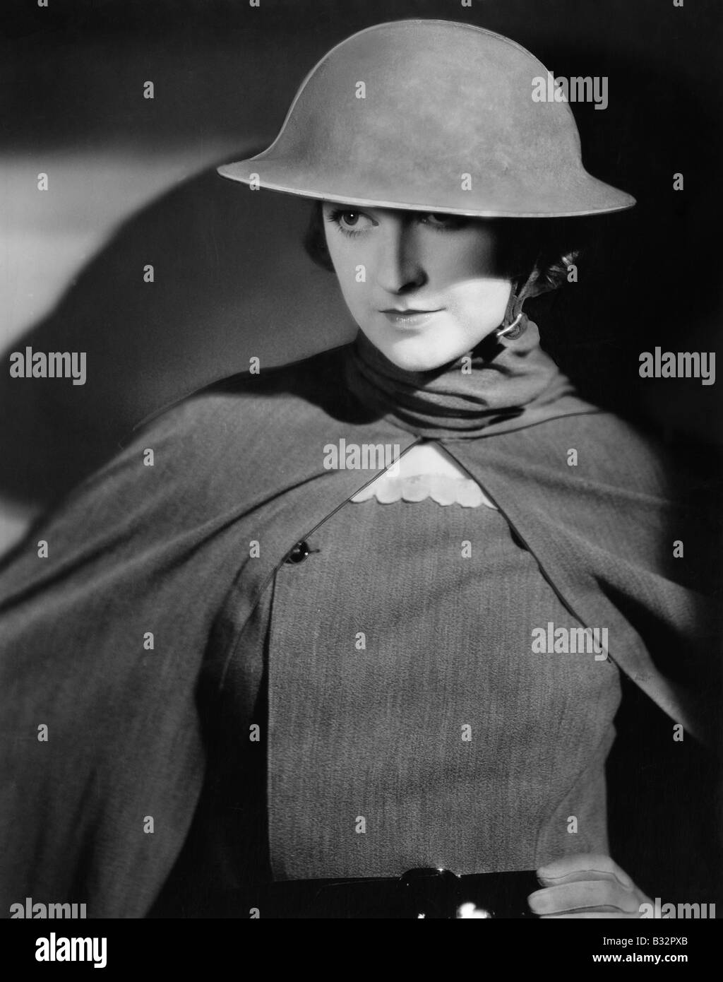 Portrait de femme portant un casque militaire Banque D'Images