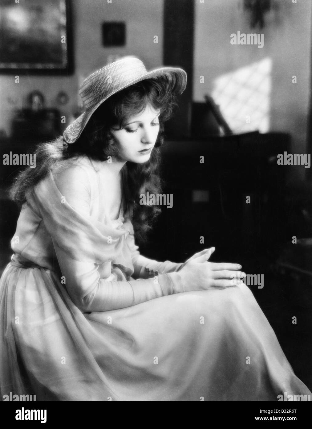 Jeune Femme au chapeau assis et à la triste Banque D'Images