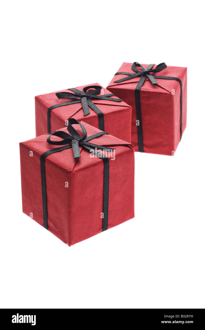 Trois boîtes cadeau rouge avec ruban bow noir Banque D'Images