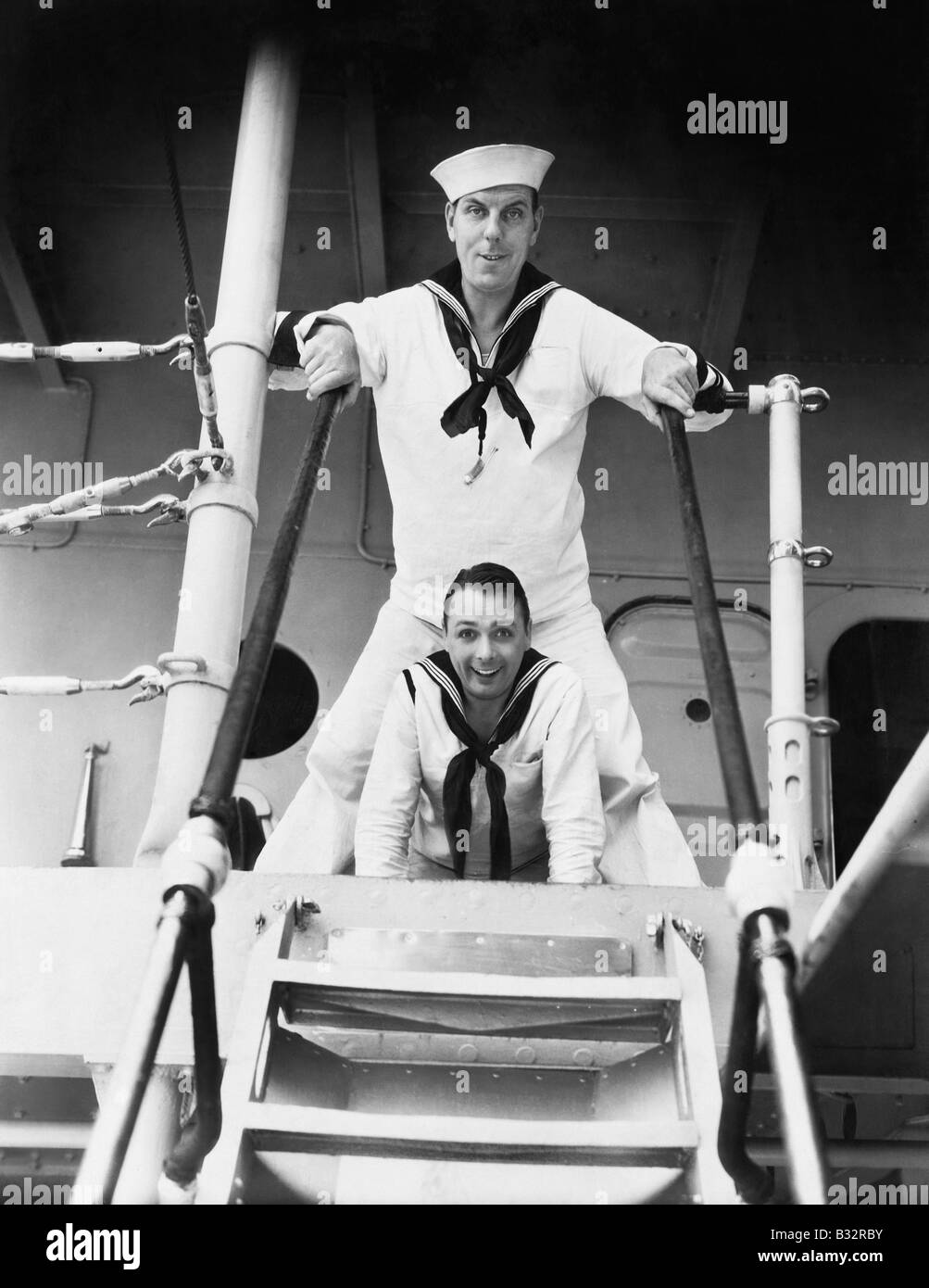 Deux marins debout sur une passerelle Banque D'Images