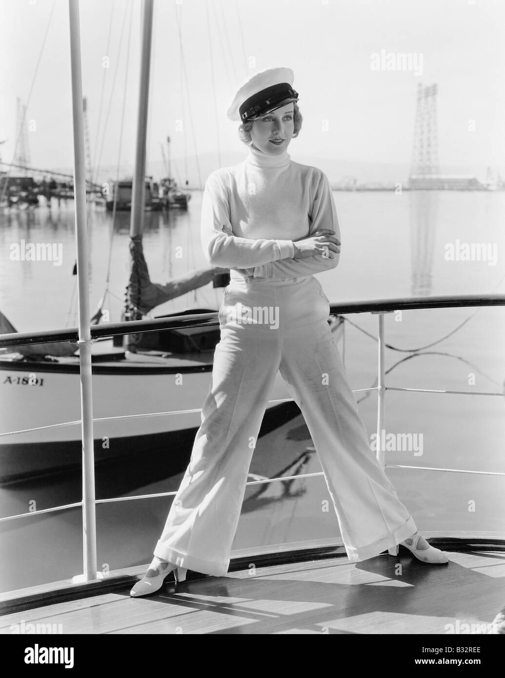 Femme captains hat standing on top de voilier Banque D'Images