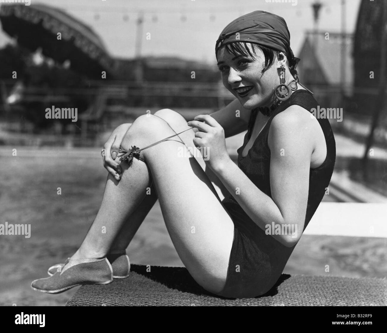 Portrait d'une femme avec un foulard autour de sa tête est assis à côté de la piscine Banque D'Images