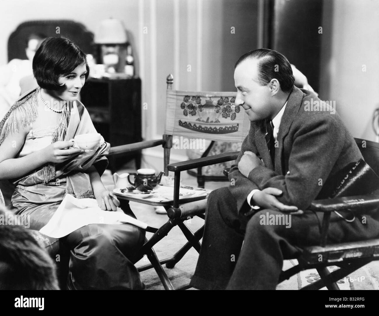 Couple prenant le thé Banque D'Images