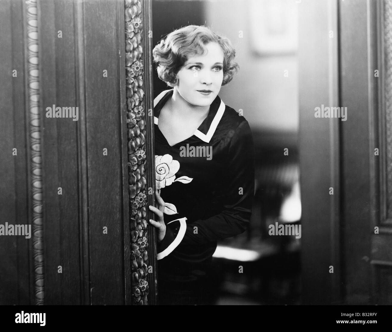 Dans une pièce à la femme Banque D'Images