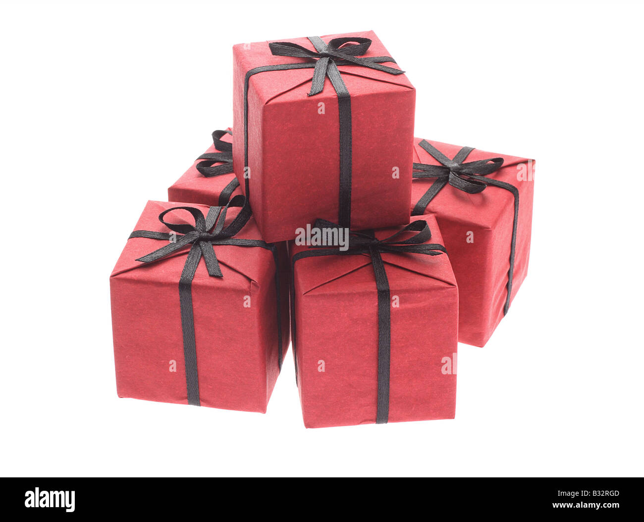 Cadeaux rouge noir avec rubans bow sur fond blanc Banque D'Images