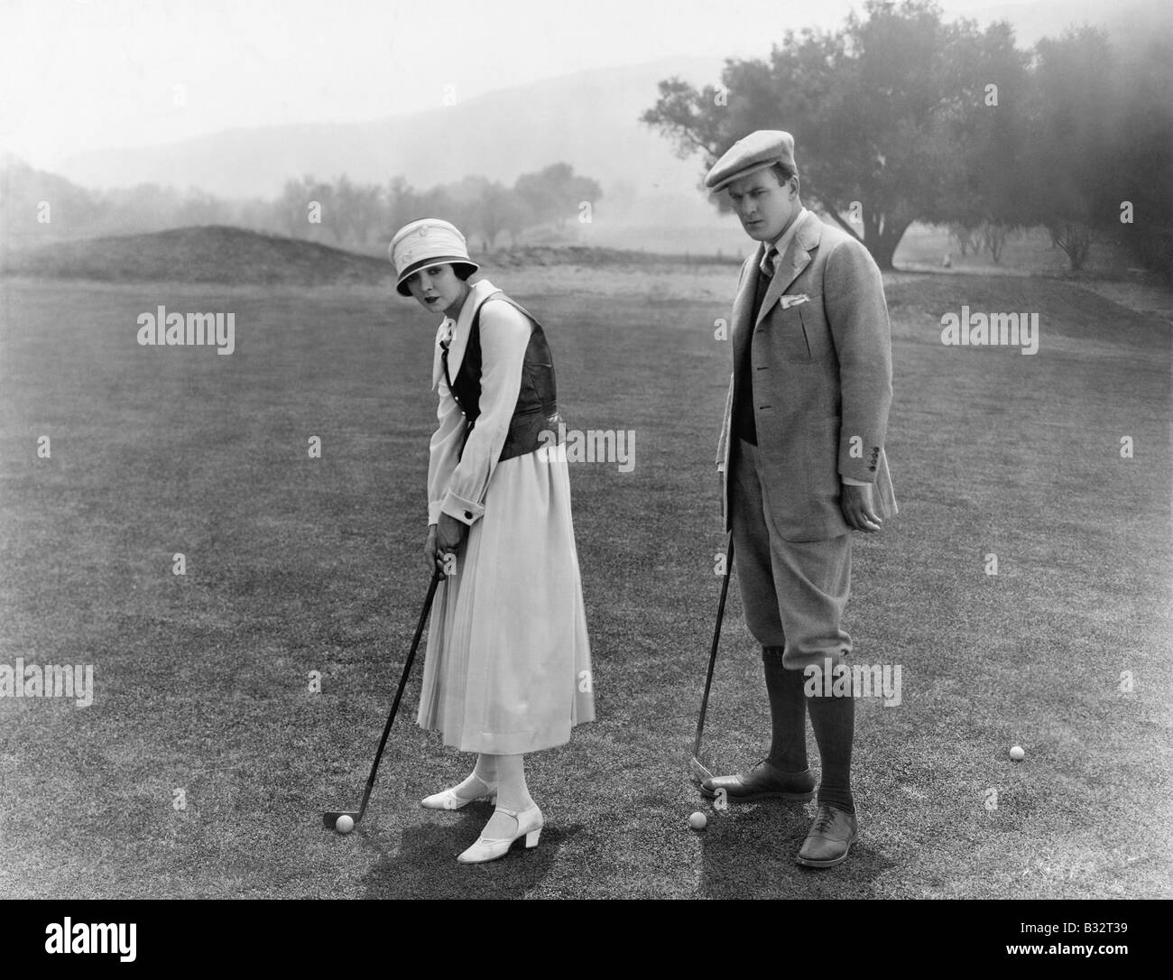 Profil d'un couple de jouer au golf dans un terrain de golf Banque D'Images