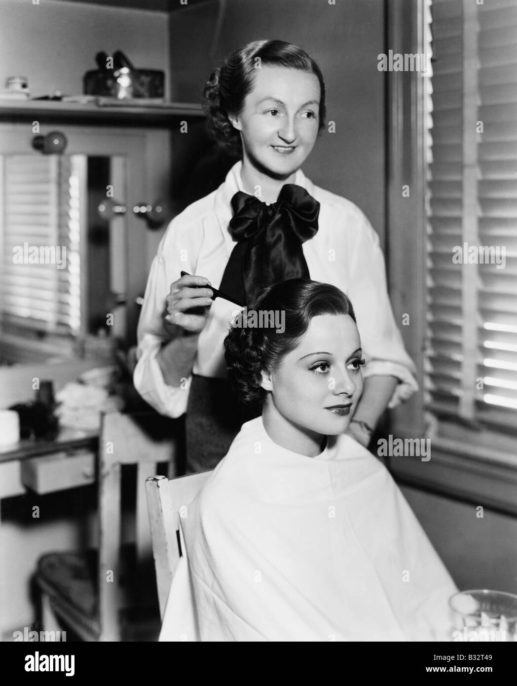 Jeune femme de se faire coiffer dans un salon de coiffure Banque D'Images