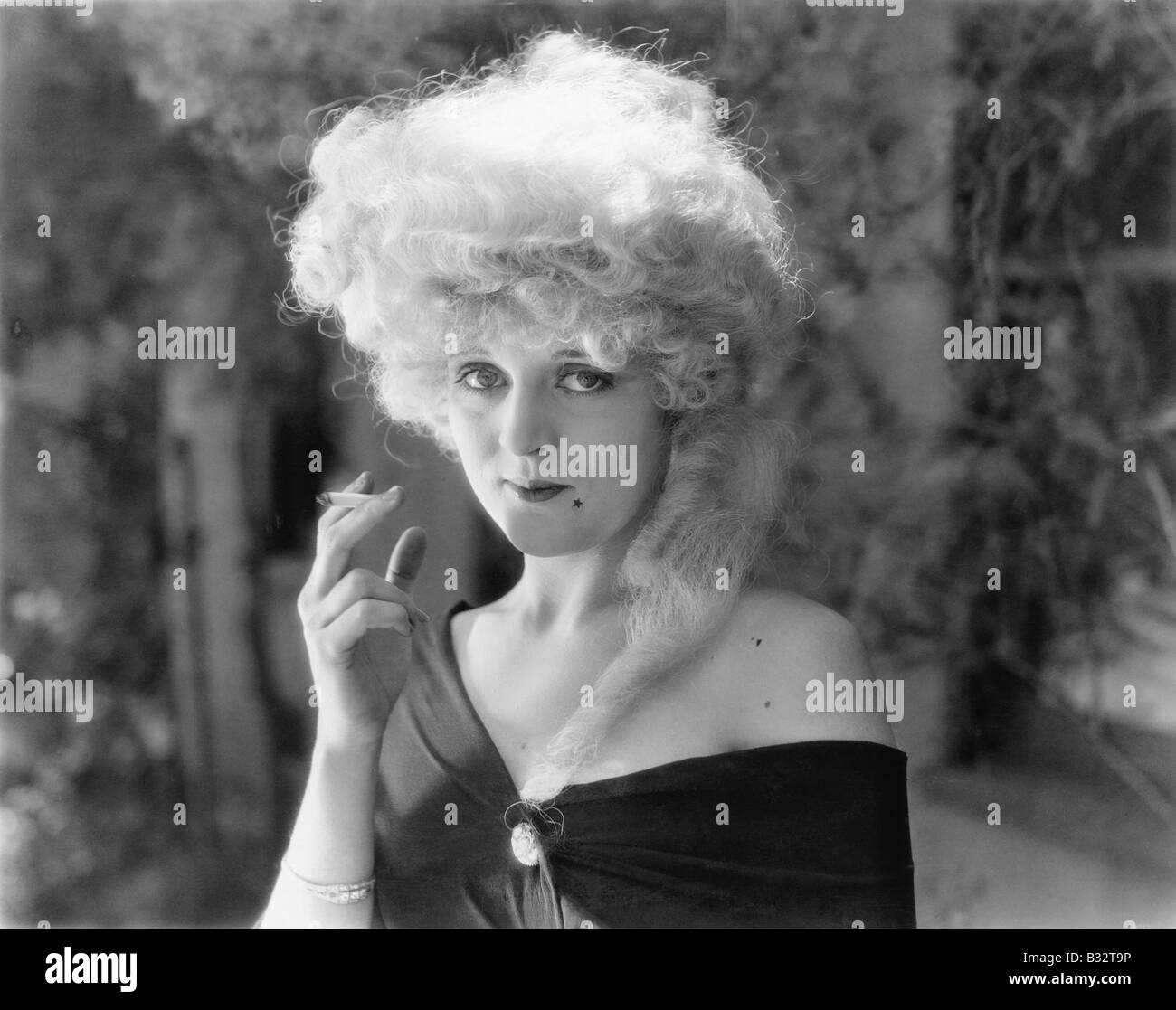 Femme fumant une cigarette Banque D'Images