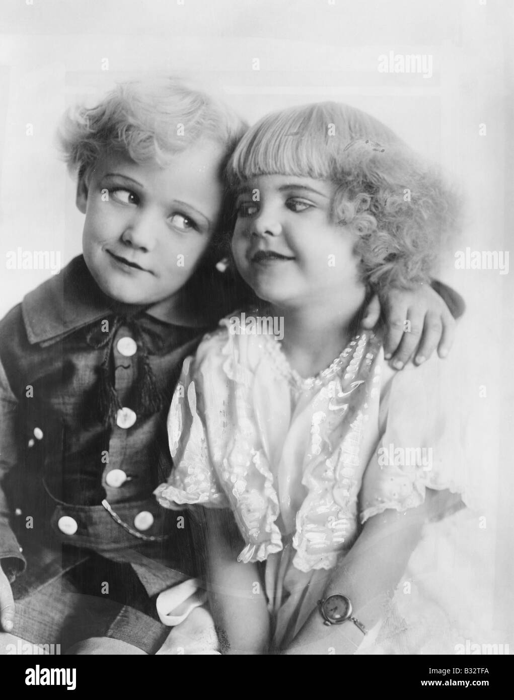 Portrait d'un garçon et fille avec bras autour d'elle Banque D'Images