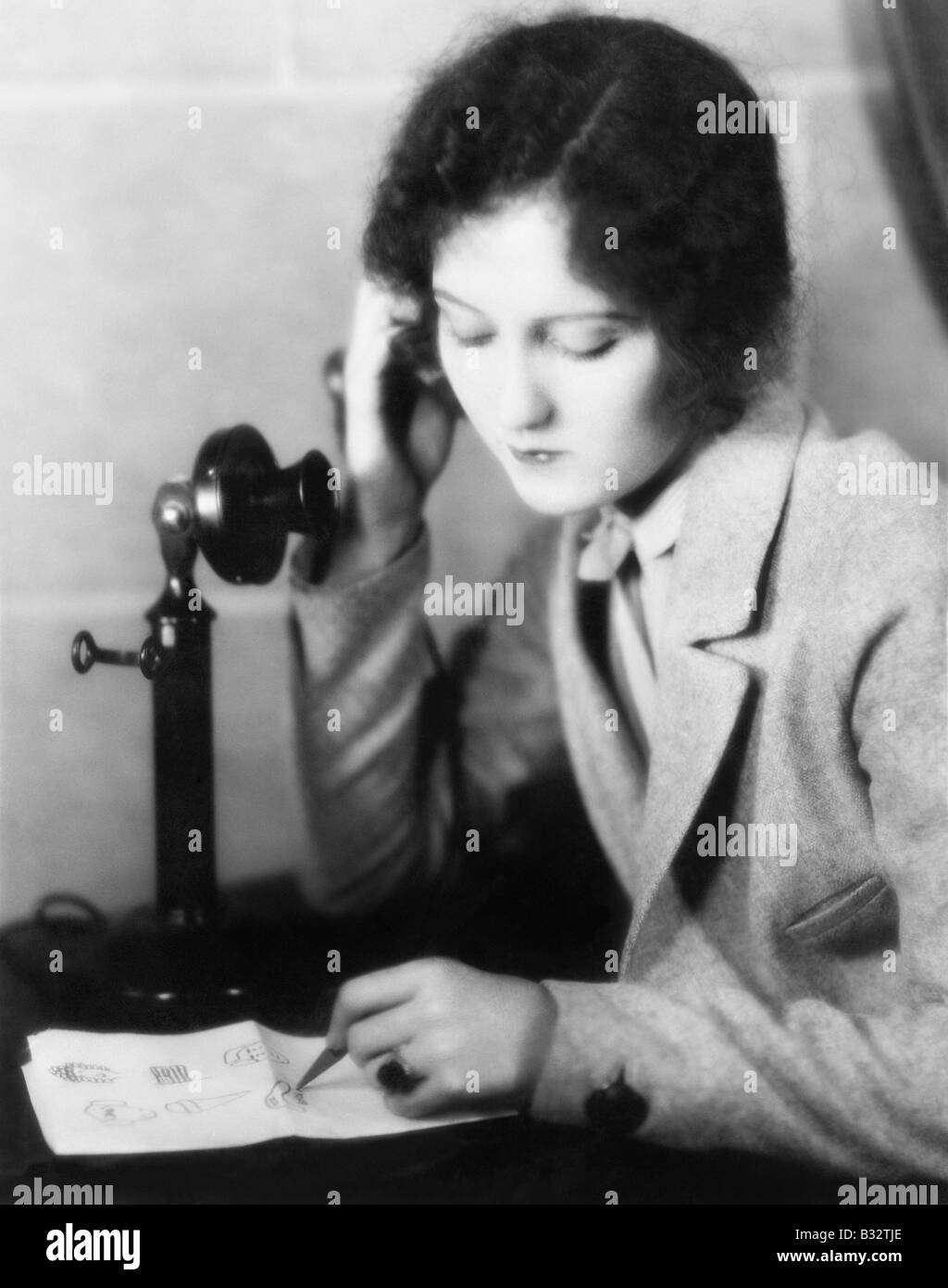Portrait d'une femme parlant au téléphone et en s'appuyant sur une feuille de papier Banque D'Images
