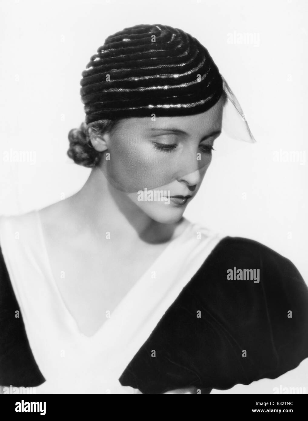 Portrait d'une femme voilée dans un chapeau à la triste Banque D'Images