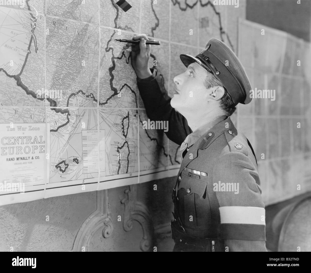 Soldat en regardant une carte en le marquant avec un stylo Banque D'Images