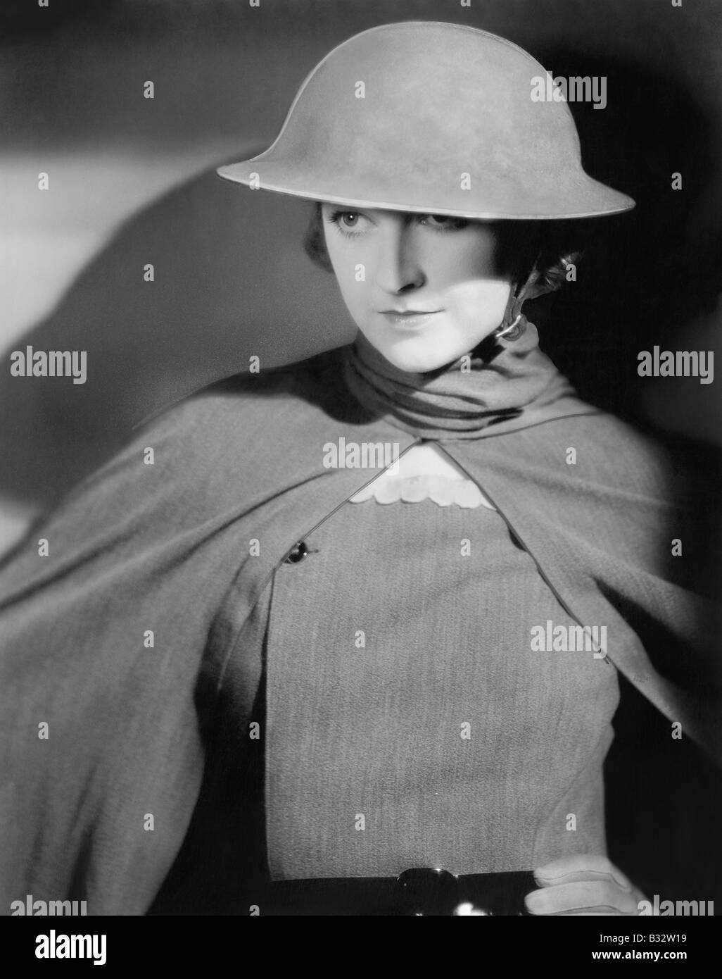 Une femme en uniforme et casque de l'armée Banque D'Images