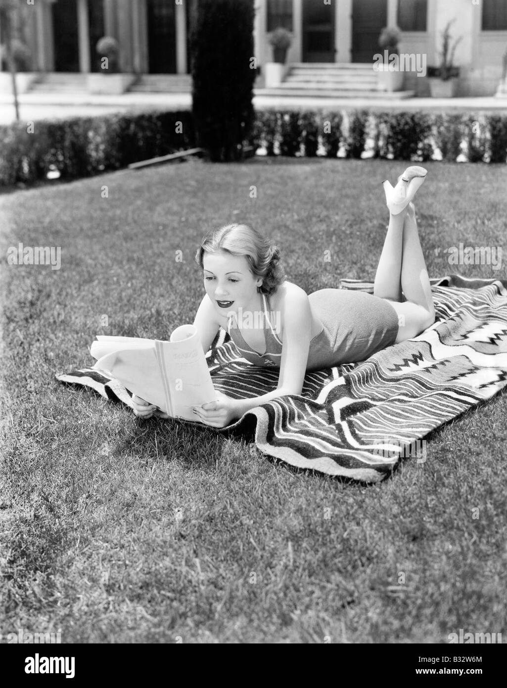 Jolie Femme Allongée Sur L'herbe Dans Le Parc | Photo Premium