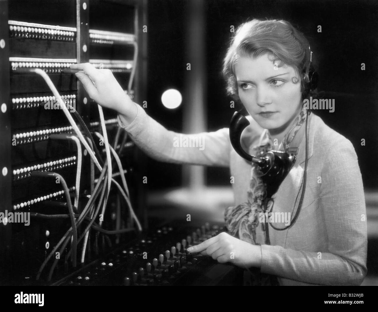 Jeune femme travaillant comme un opérateur téléphonique Banque D'Images