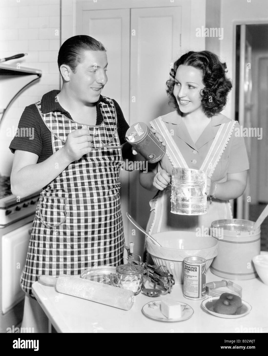 Couple ensemble dans la cuisine un gâteau à pâte Banque D'Images