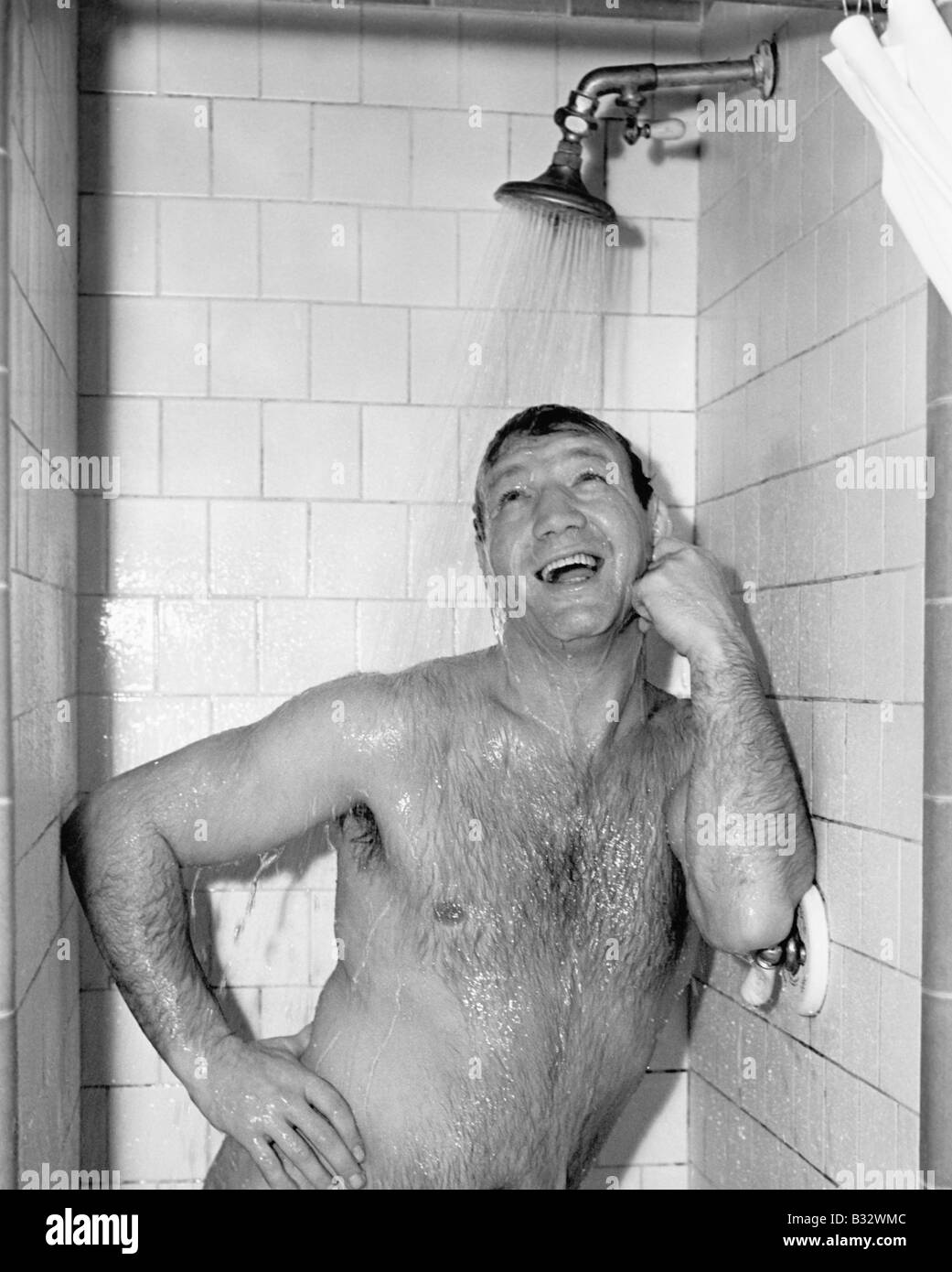Homme nu, sous la douche Photo Stock - Alamy