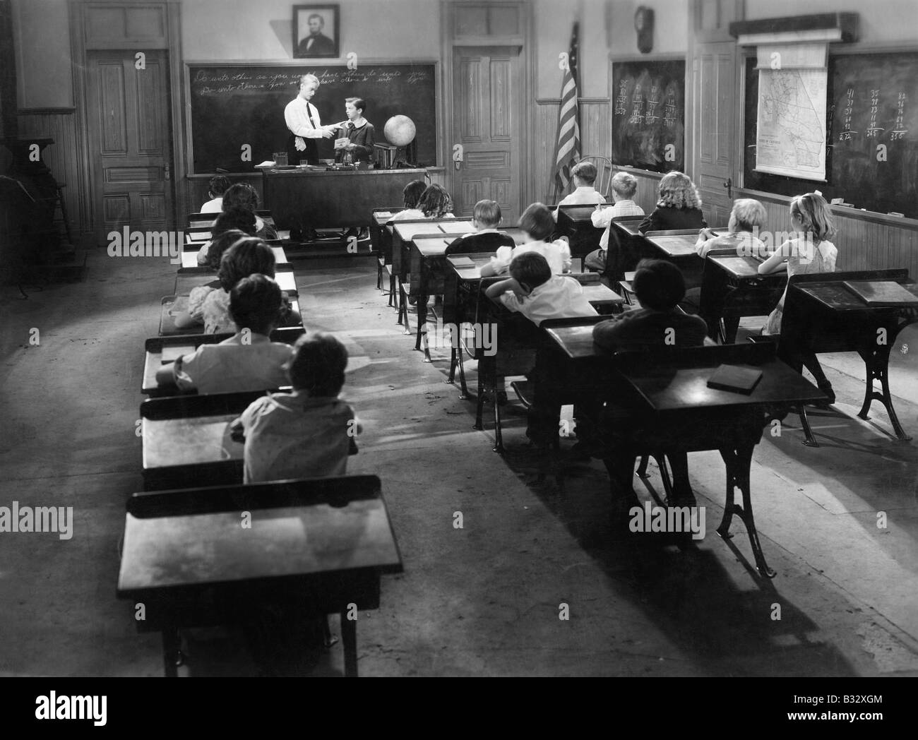 Les enfants dans une salle de classe avec un enseignant Banque D'Images