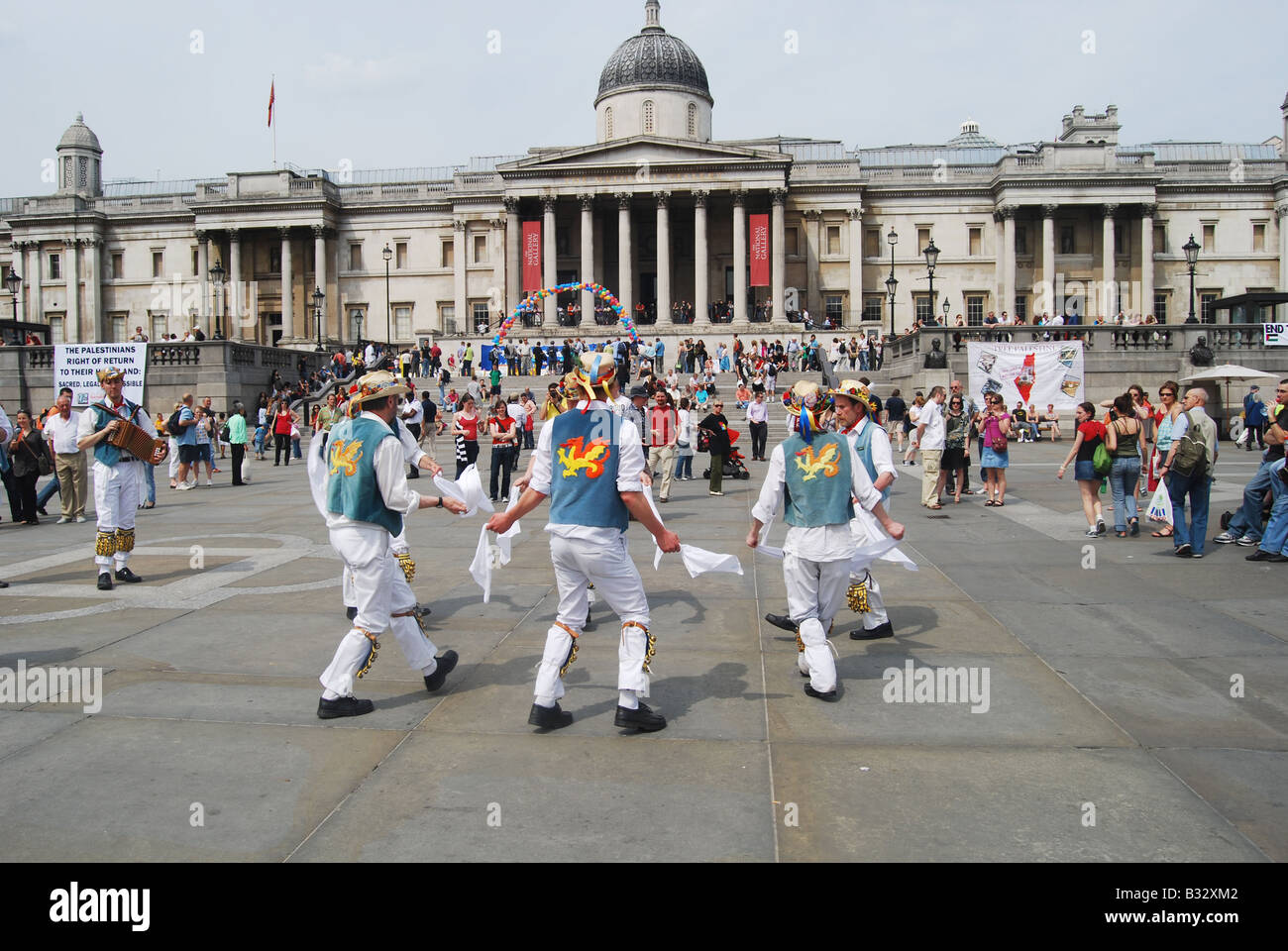 Morris men dancing bells douanier anglais excentrique pittoresque des mouchoirs Banque D'Images