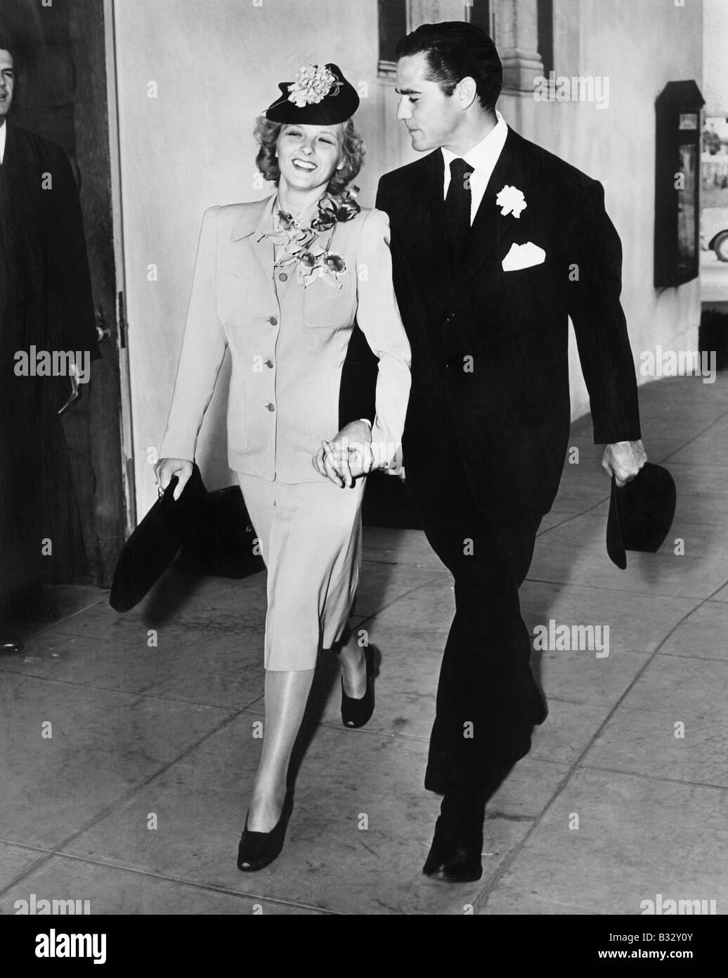 Couple élégant à marcher ensemble main dans la main Banque D'Images