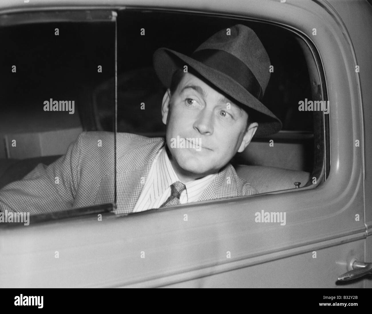 Homme assis dans une voiture en regardant par la fenêtre Banque D'Images
