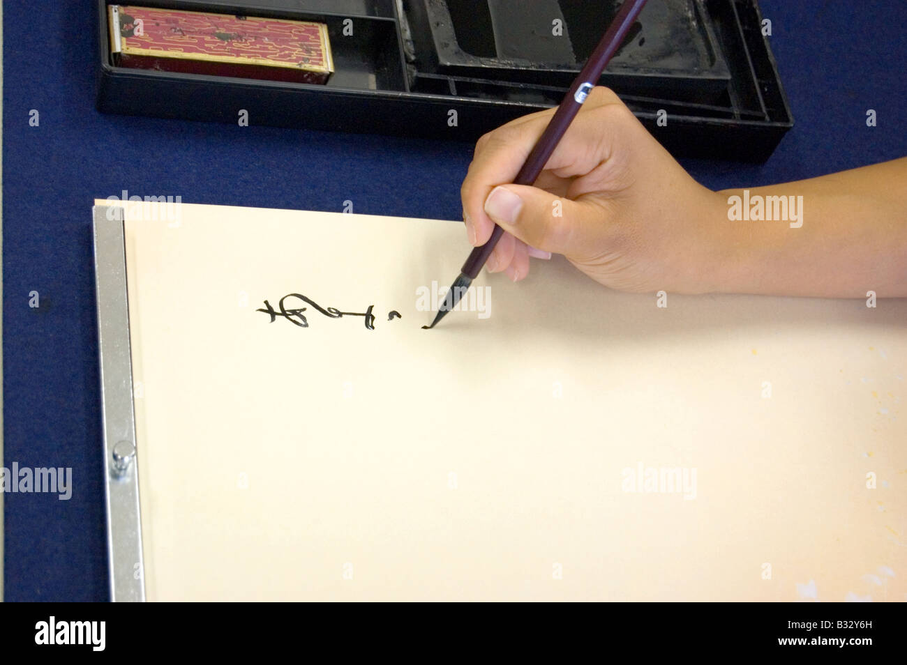 Lycéen japonais calligraphie pratiques Banque D'Images