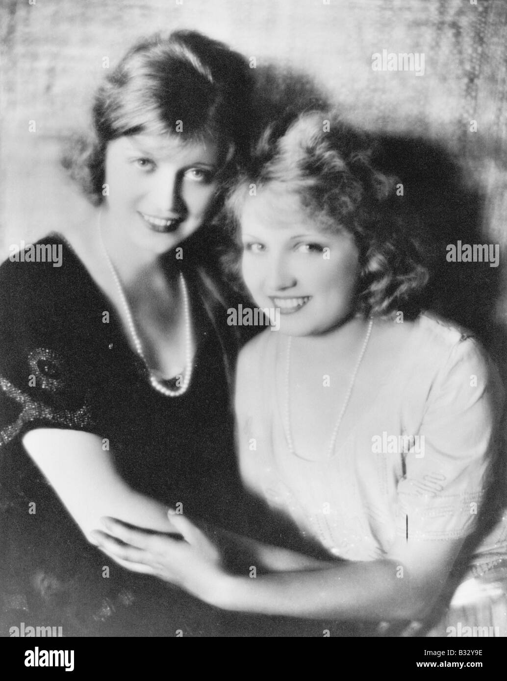 Deux femmes sourire en se tenant les uns les autres Banque D'Images