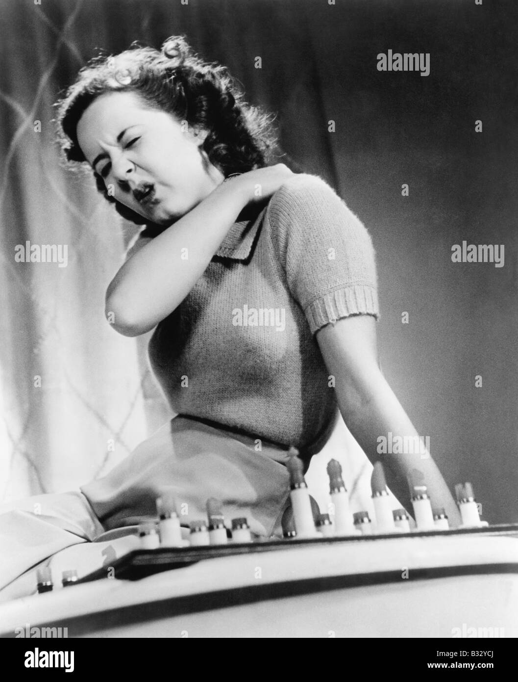 Femme tenant son épaule dans la douleur Banque D'Images