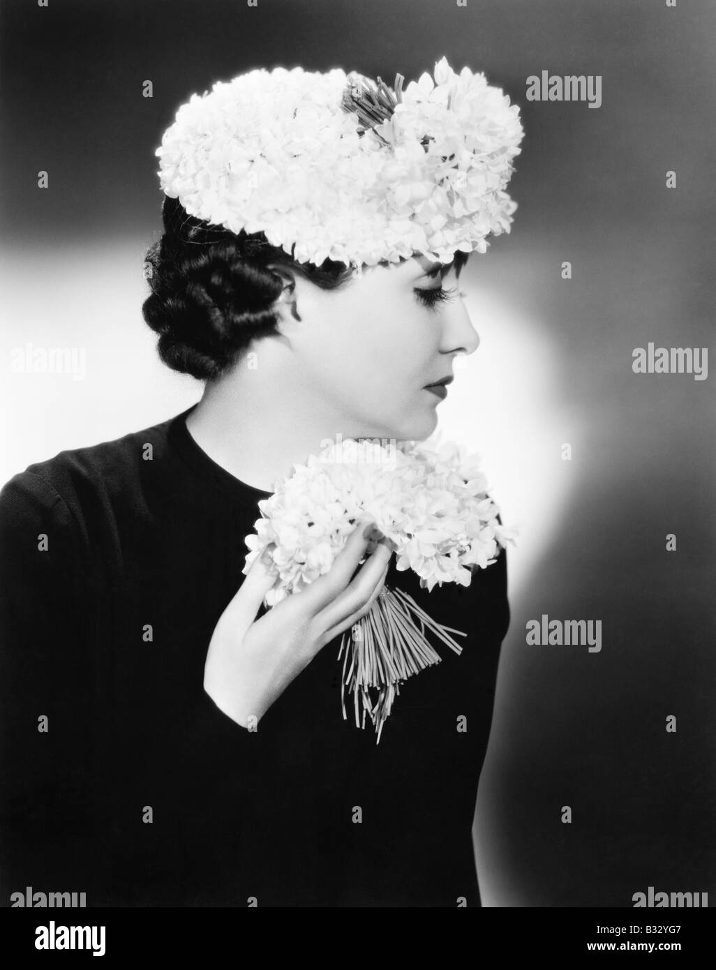 Portrait d'une femme élégante tenant un bouquet de fleurs Banque D'Images