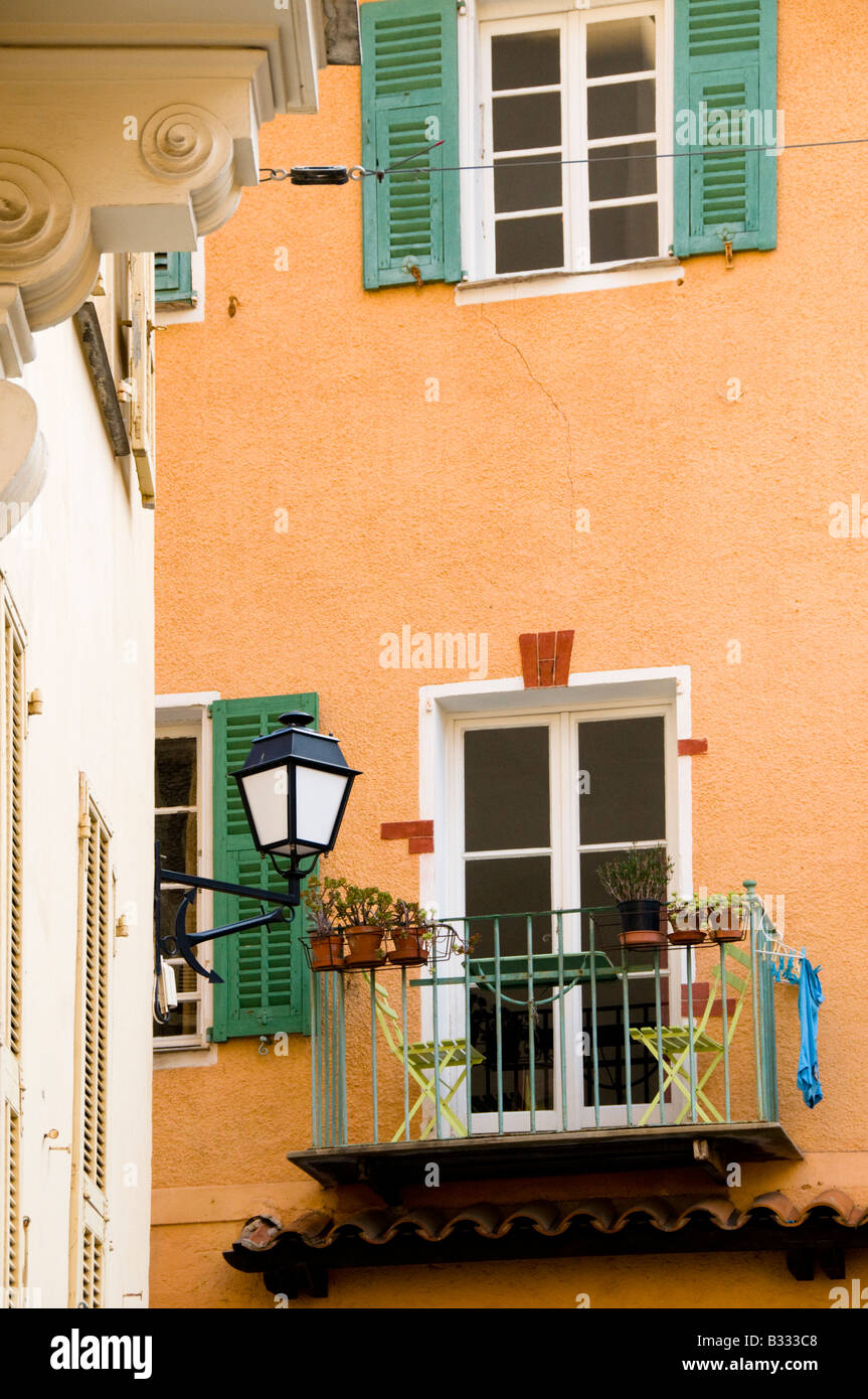 Le balcon d'un bâtiment ancien, vieille ville de Villefranche sur Mer, Côte d'azur, Sud France Banque D'Images