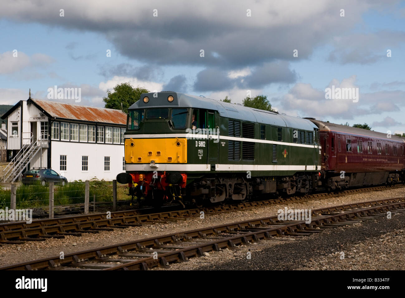 D5862 type de pinceau 2 Classe 31 près de la gare d'Aviemore avec train royal stock Ecosse 5808 Banque D'Images