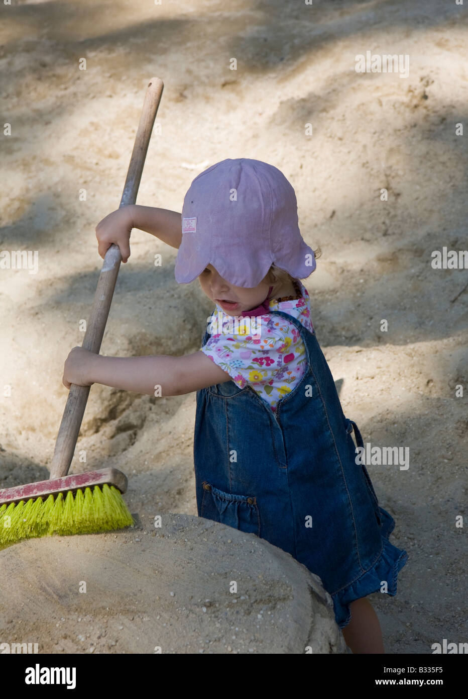 Little girl Playing with broom Banque D'Images