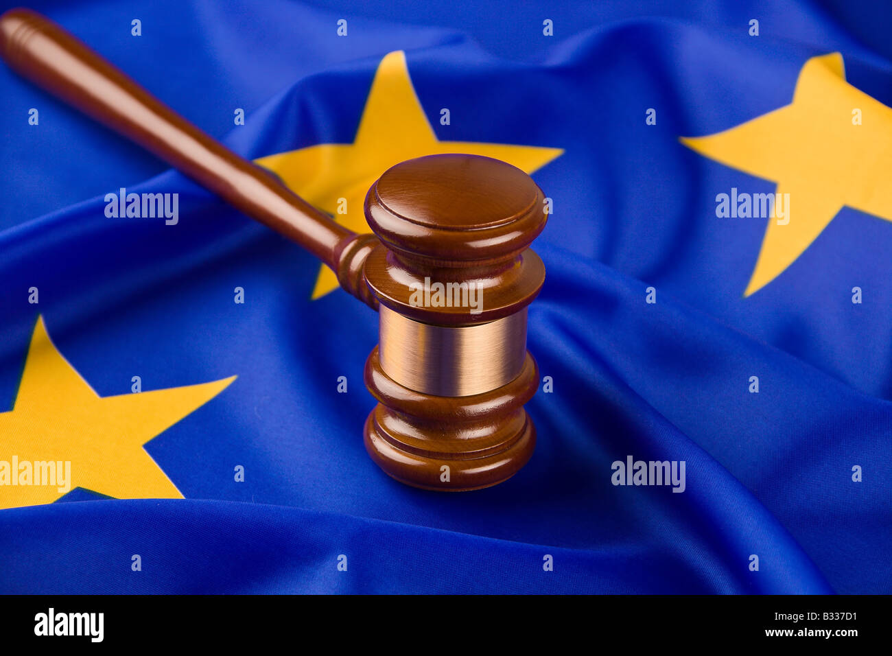 Judge's gavel et drapeau de l'Union européenne Banque D'Images
