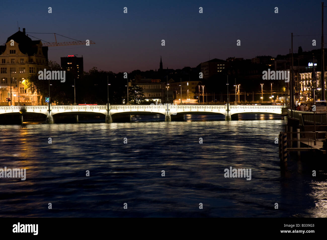 Rudolf-Brun-Brücke de nuit à Zurich Banque D'Images