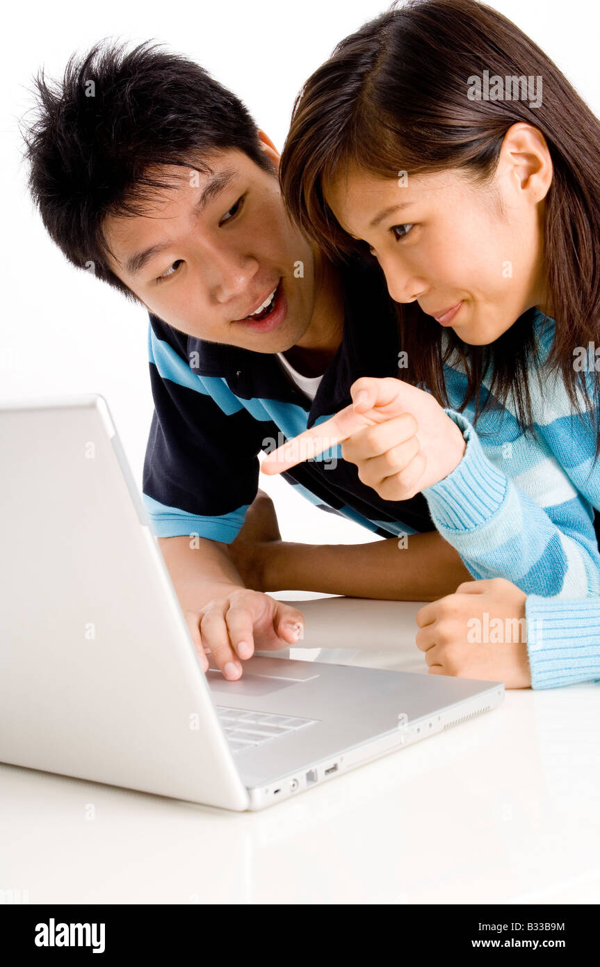 Un jeune couple profitez de l'aide d'un ordinateur portable sur marbre Banque D'Images