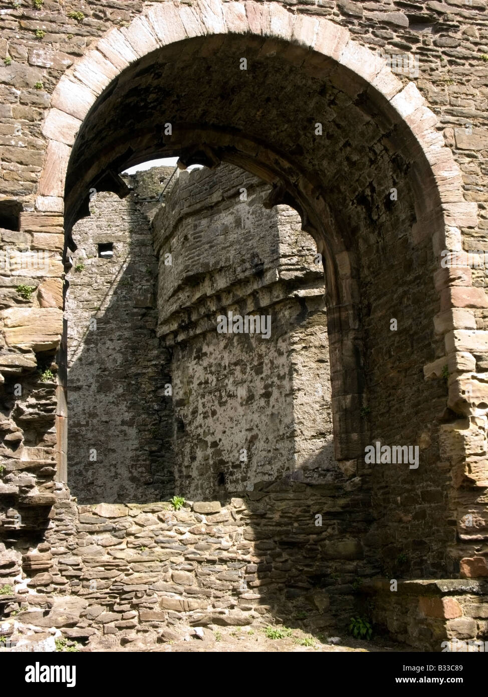 Vestiges de la chapelle de la lumière trois fenêtre traceried à l'extrémité orientale de la grande salle de Château de Conwy, Conwy, au nord du Pays de Galles Banque D'Images
