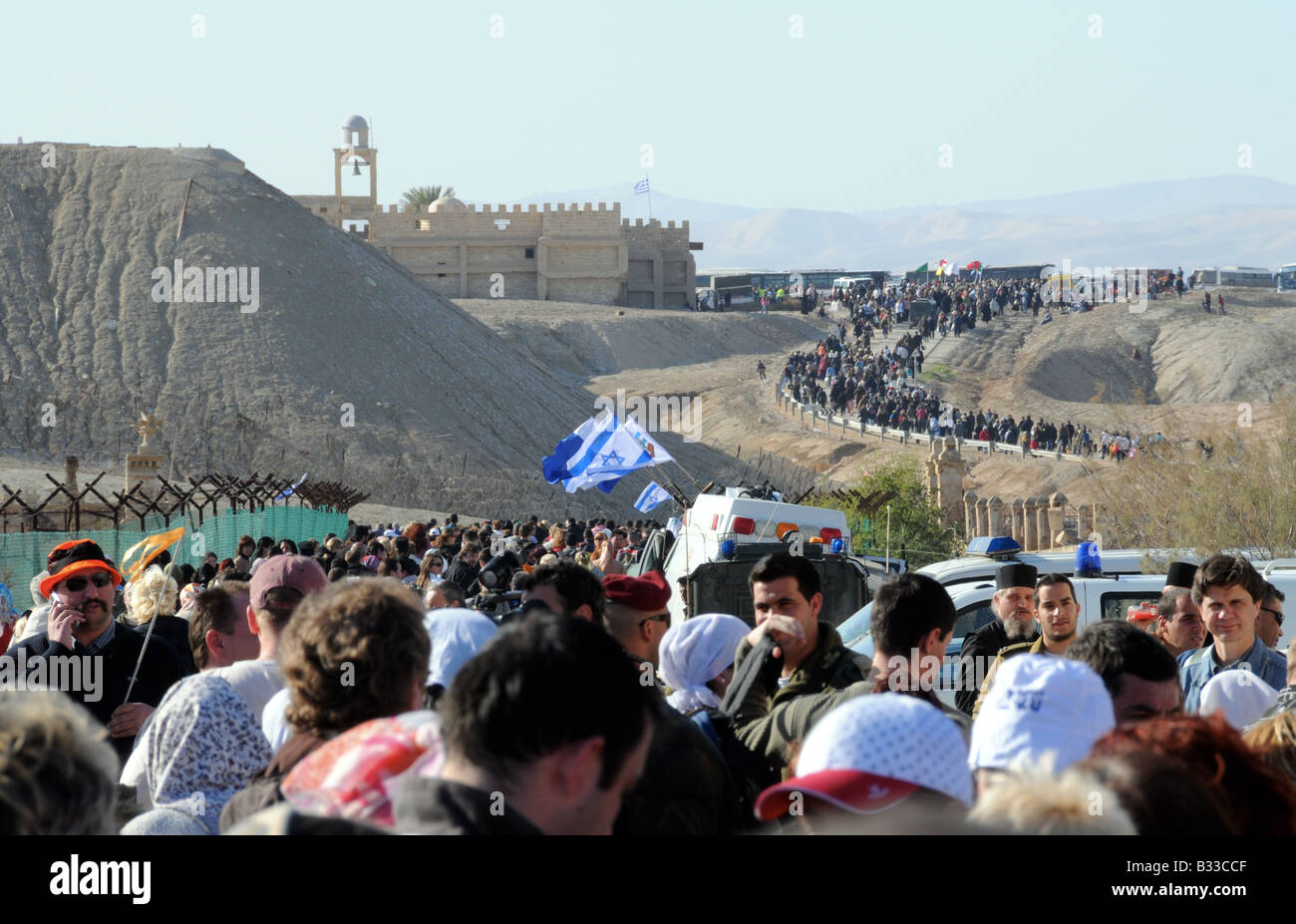 Des milliers de pèlerins chrétiens affluent pour une cérémonie de baptême de l'Église grecque orthodoxe au fleuve du Jourdain, Israël. Banque D'Images