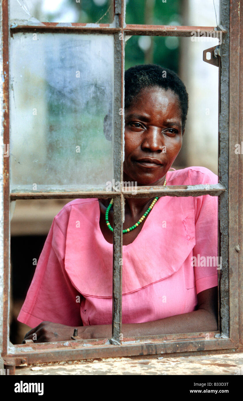 L'Ouganda, Cri : femme ougandaise fuyant la LRA rebells derrière une fenêtre d'une usine détruite dans un camp de réfugiés en Cri Banque D'Images