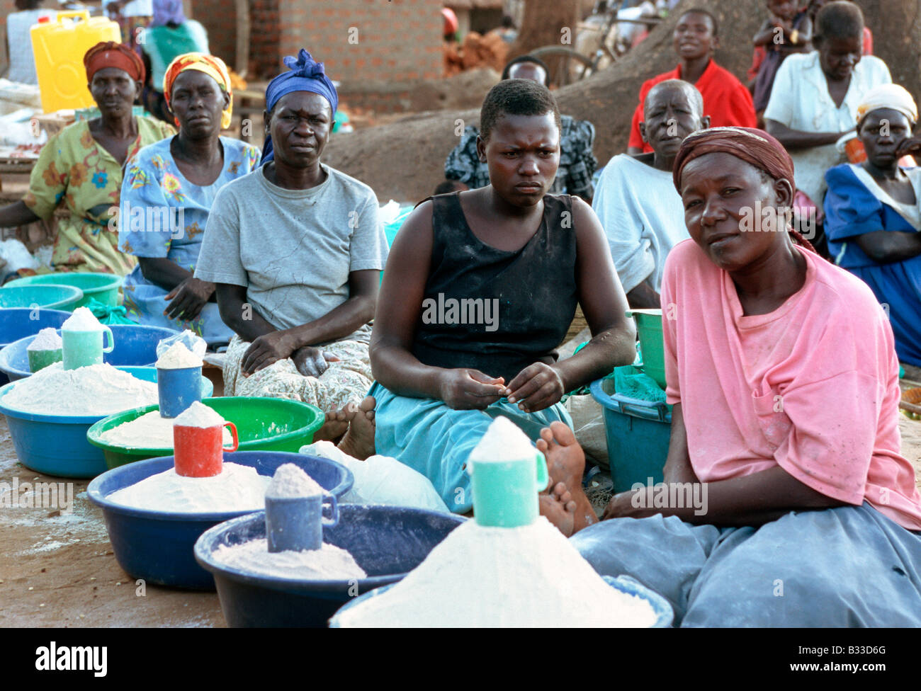 L'Ouganda, Cri, 6.12.2004 : les femmes de vendre de la farine de maïs à un marché au cri Banque D'Images